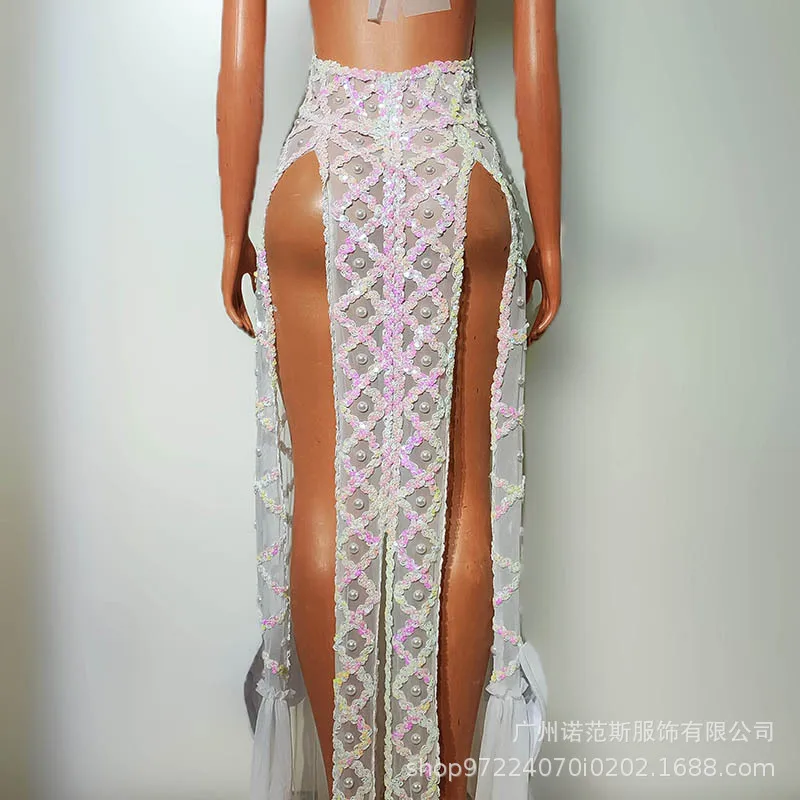 Seksowna DJka w klubie nocnym, moda, stroje sceniczne, kostiumy Gogo, atmosferyczne imprezy tematyczne, seksowne sukienki, sukienki dla druhen na wesele.