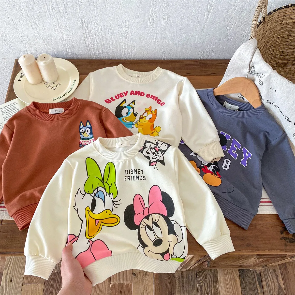 Moda nadruk kreskówkowy dzieci bluzy z kapturem Crewneck Boys Baby dziewczyny z długim rękawem topy luźne Disney odzież dla dzieci jesienne bluzy