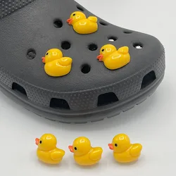 5-10 pezzi simpatici distintivi di anatra gialla spille per sandali parti fai da te divertenti ciondoli per scarpe animali decorazioni adatte per pantofole per bambini accessori