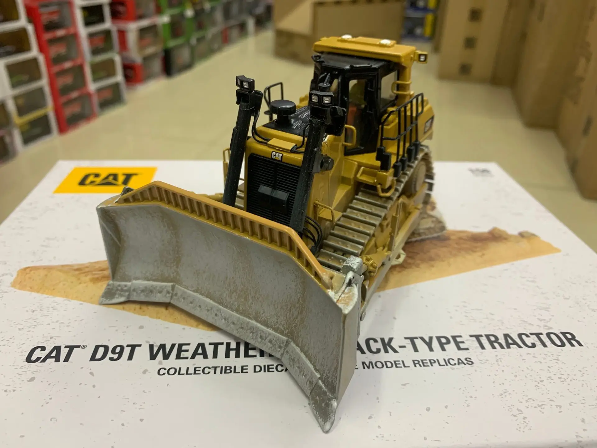 Diecast Masters 85702 D9T Weathered Track-Type Tractor 1:50 Scale Metal Model new