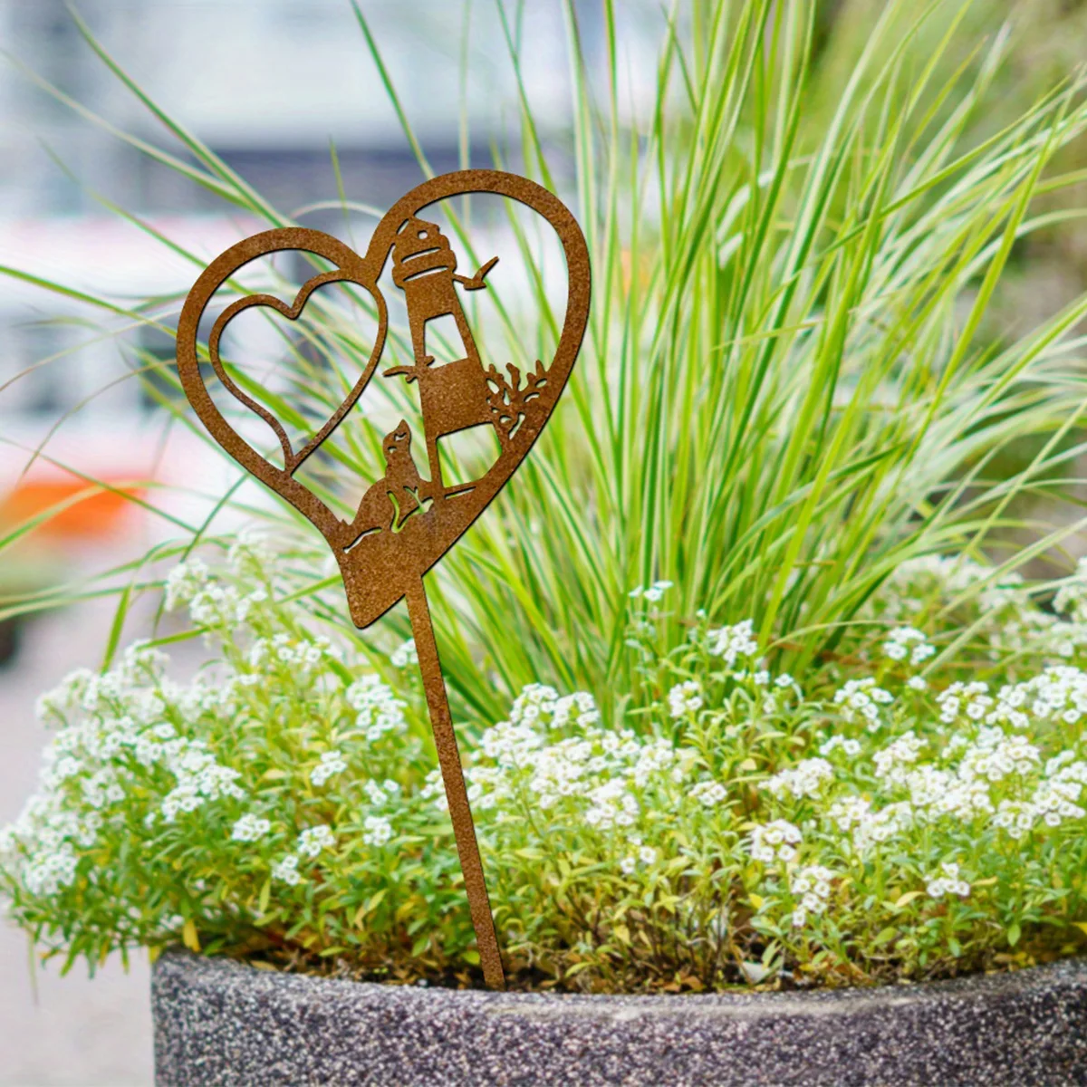 1Pc Iron Lighthouse and Seal Garden Decoration Stake, Rust-Colored Outdoor Decoration with Heart-Shaped Design, Perfect for Daily and Holiday Garden Decoration, Lawn Decoration.
