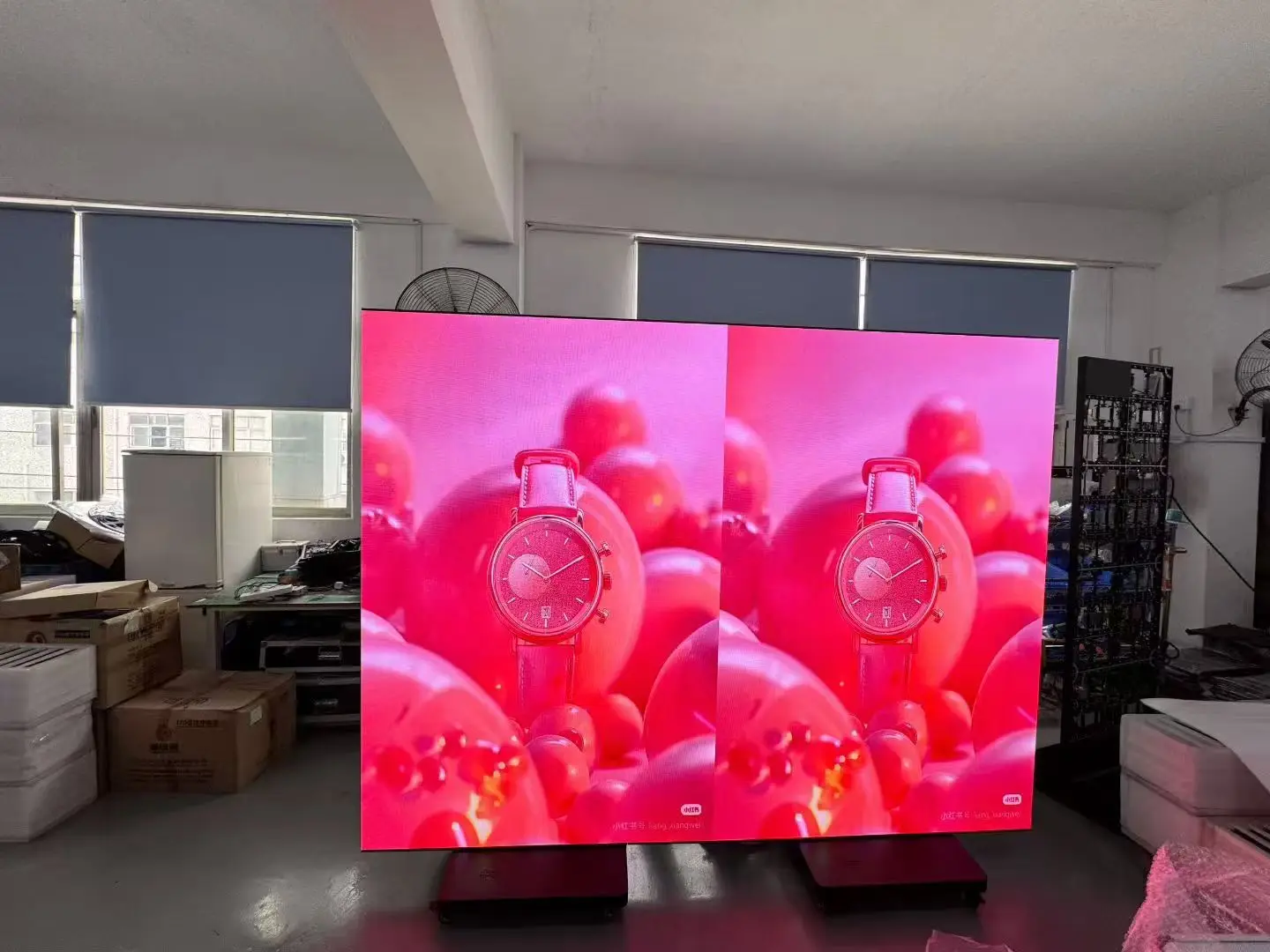Customized Waterproof LED DisplayP2.5Poster Display Commercial  Advertising Display HD  Digital Signage Floor Standin
