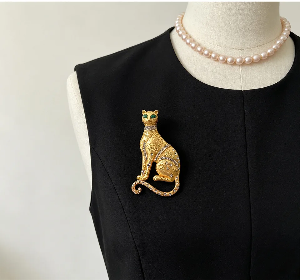 Small niche green eyed diamond patterned cheetah pin accessory, court style retro gold leopard chest flower