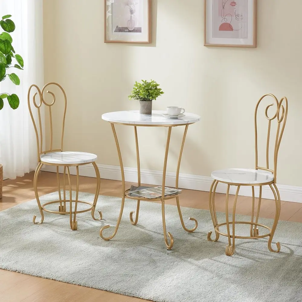 Set Bistro Dalam Ruangan Bergaya Prancis Vintage: Meja Bundar Motif Marmer dengan Kursi Berbingkai Logam Emas untuk Dapur atau Ruang Sarapan