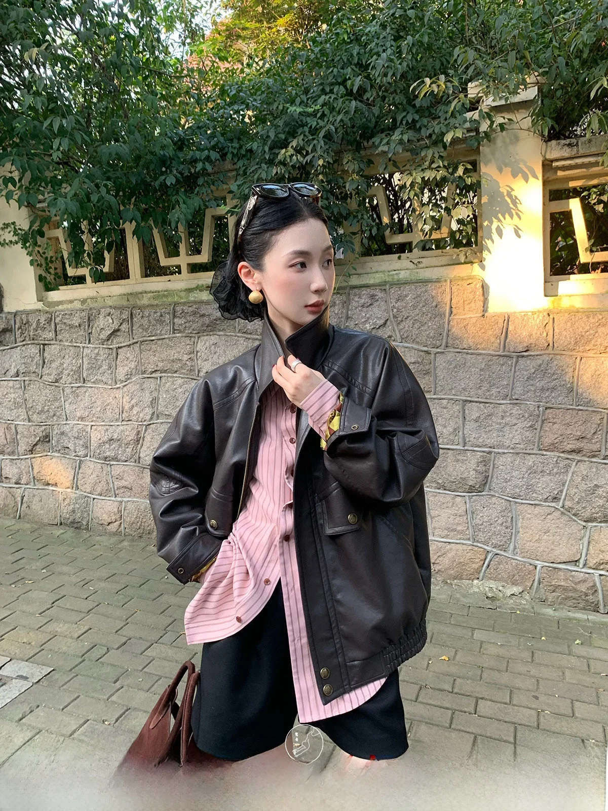 معطف نسائي من الجلد من مونيكا أوريجينالز عتيق من جلد البولي يوريثان مع طباعة فضفاضة تناسب طويلة وسحاب للإغلاق للخريف