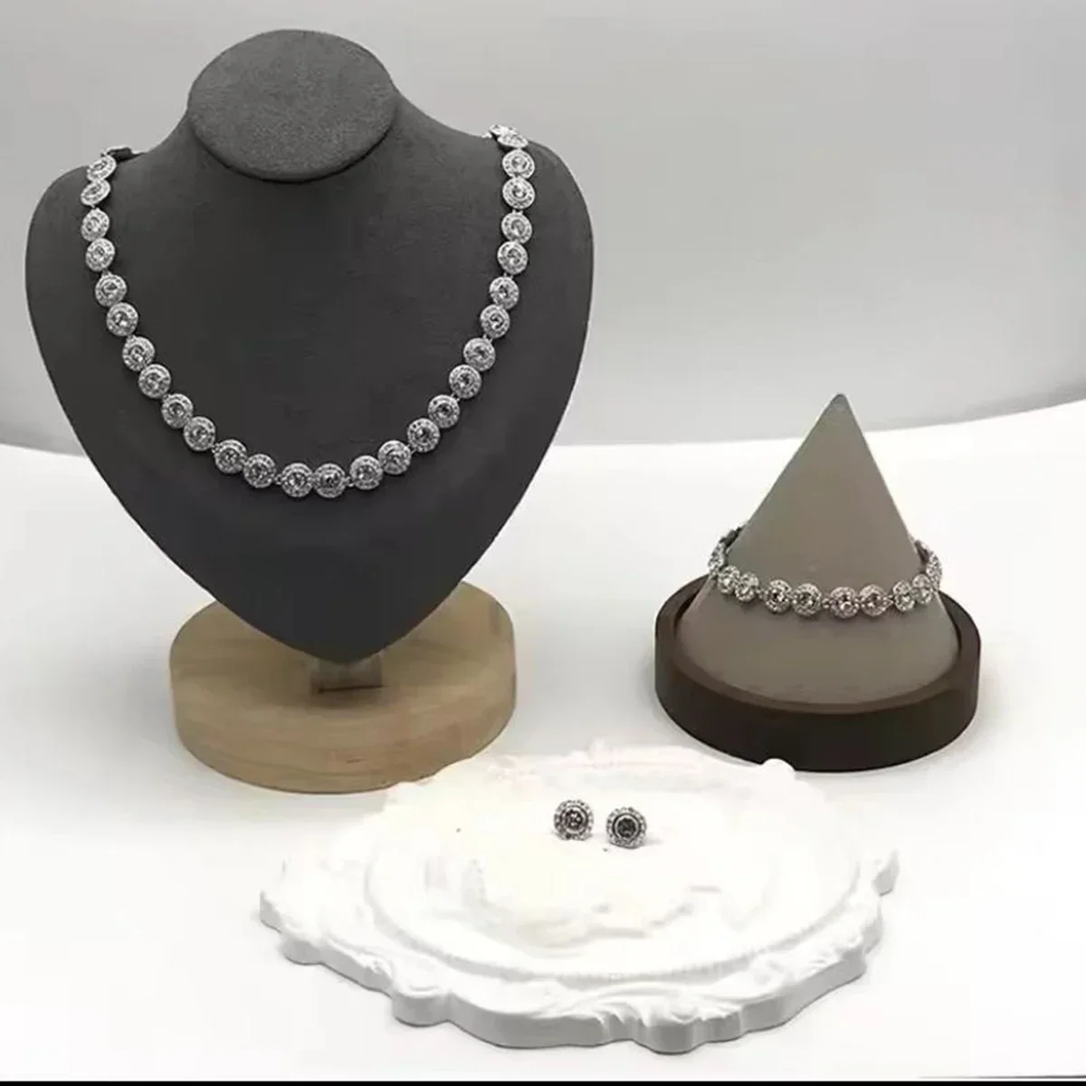 

2025 Высококачественный модный простой классический популярный стиль, инкрустированный бриллиантами, элегантный элегантный очаровательный комплект ювелирных изделий, хит продаж