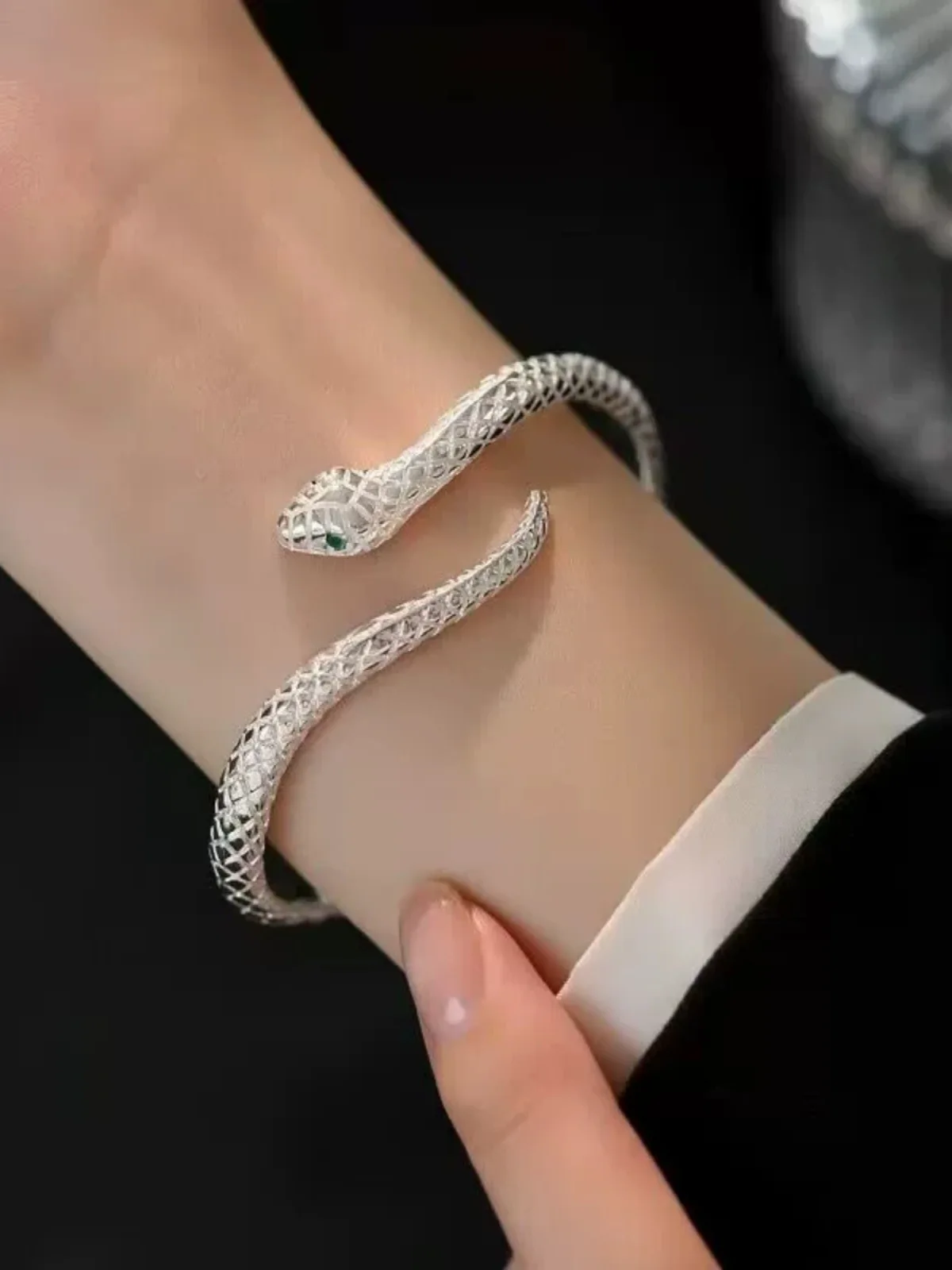 

Trend S925 Silver Vintage Men's Thai Silver Color Letter Hip Hop Spirit Snake Open Bracelet Women's 2024 New Popular Bracelet