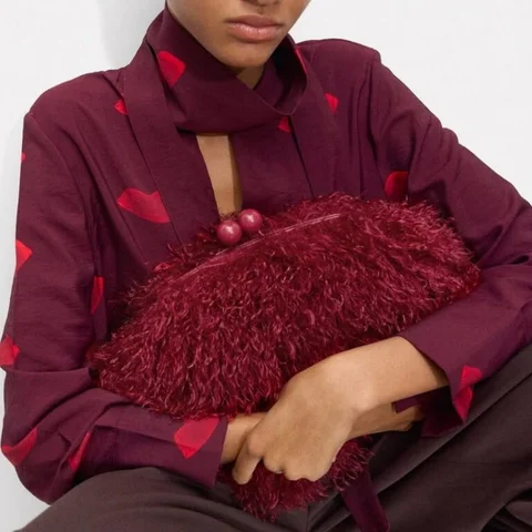 Bolsa Clutch Feminina de Pele Sintética com Fecho Kisslock, Quente de Inverno, Cinza Escuro e Vermelho, Bolsa de Pele Felpuda com Fecho de Armação e Corrente Transversal