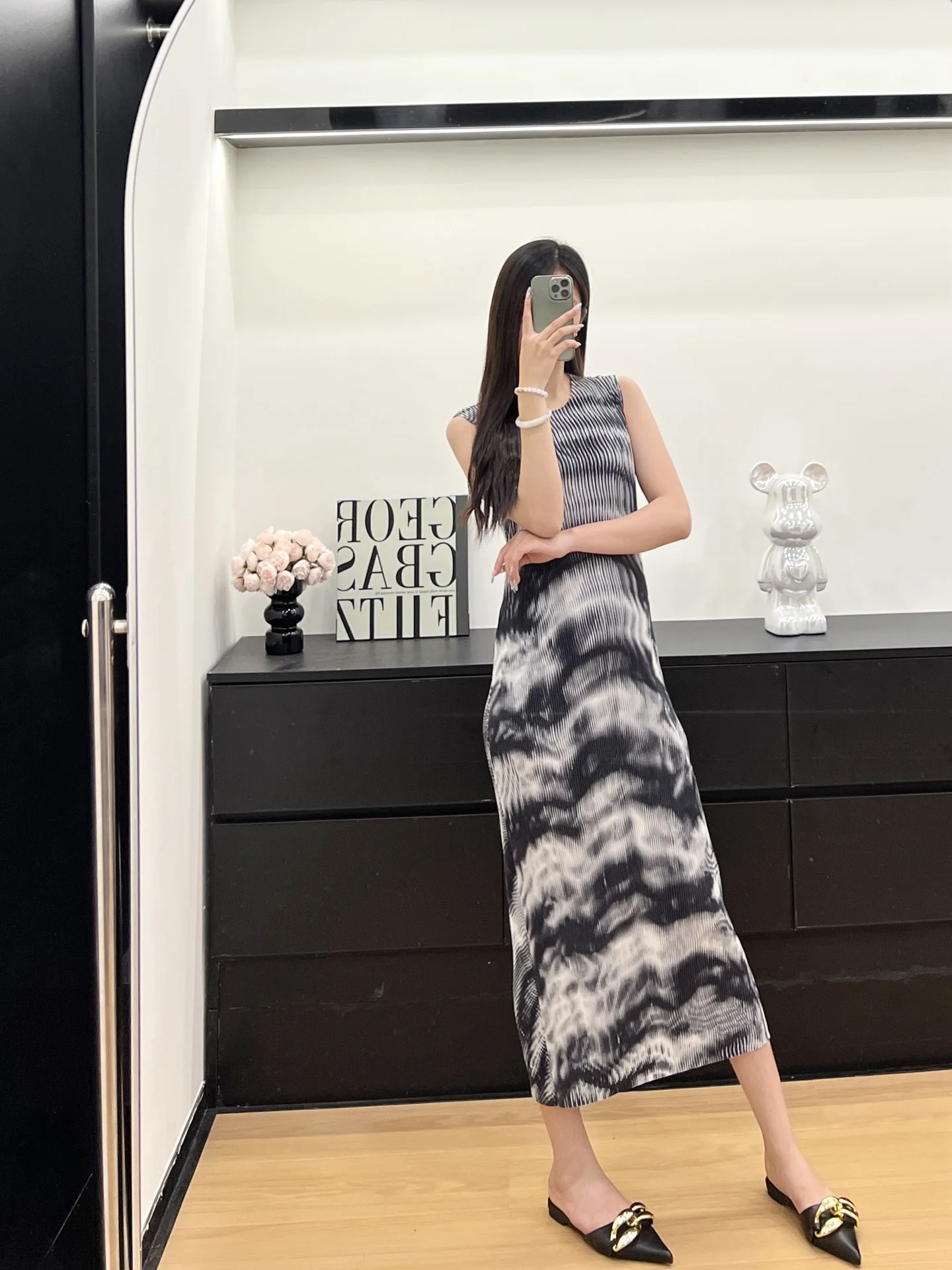 

Women Elegant Dress Pleated Round Neck Sleeveless Vintage Pattern Original Design Loose Stretch Evening Gowns 2025 Summer New
