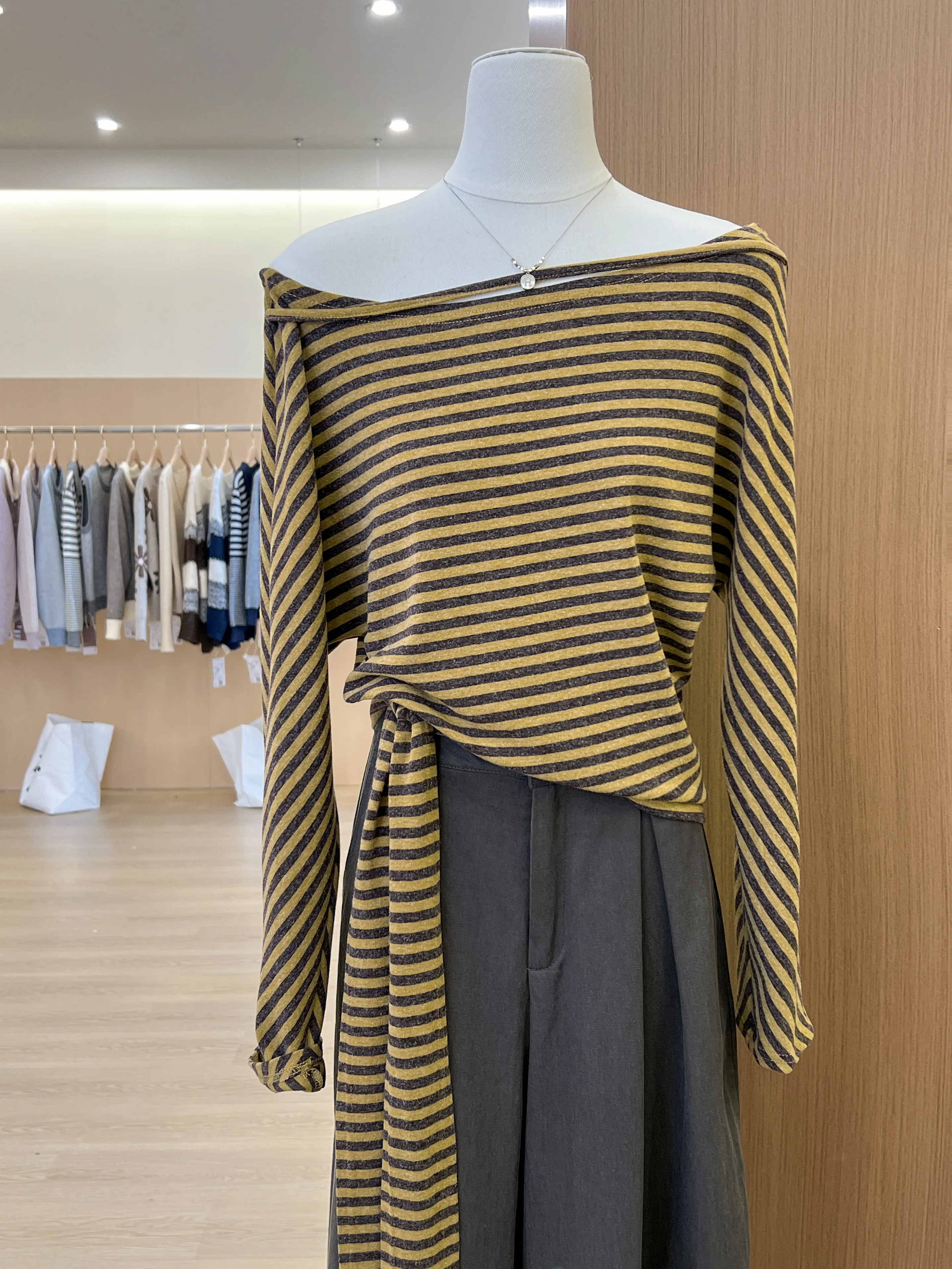 

Женская футболка с длинными рукавами и косыми плечами в рыжную полоску осенью и зимой с дизайном с затягивающимся талией, которая ниши