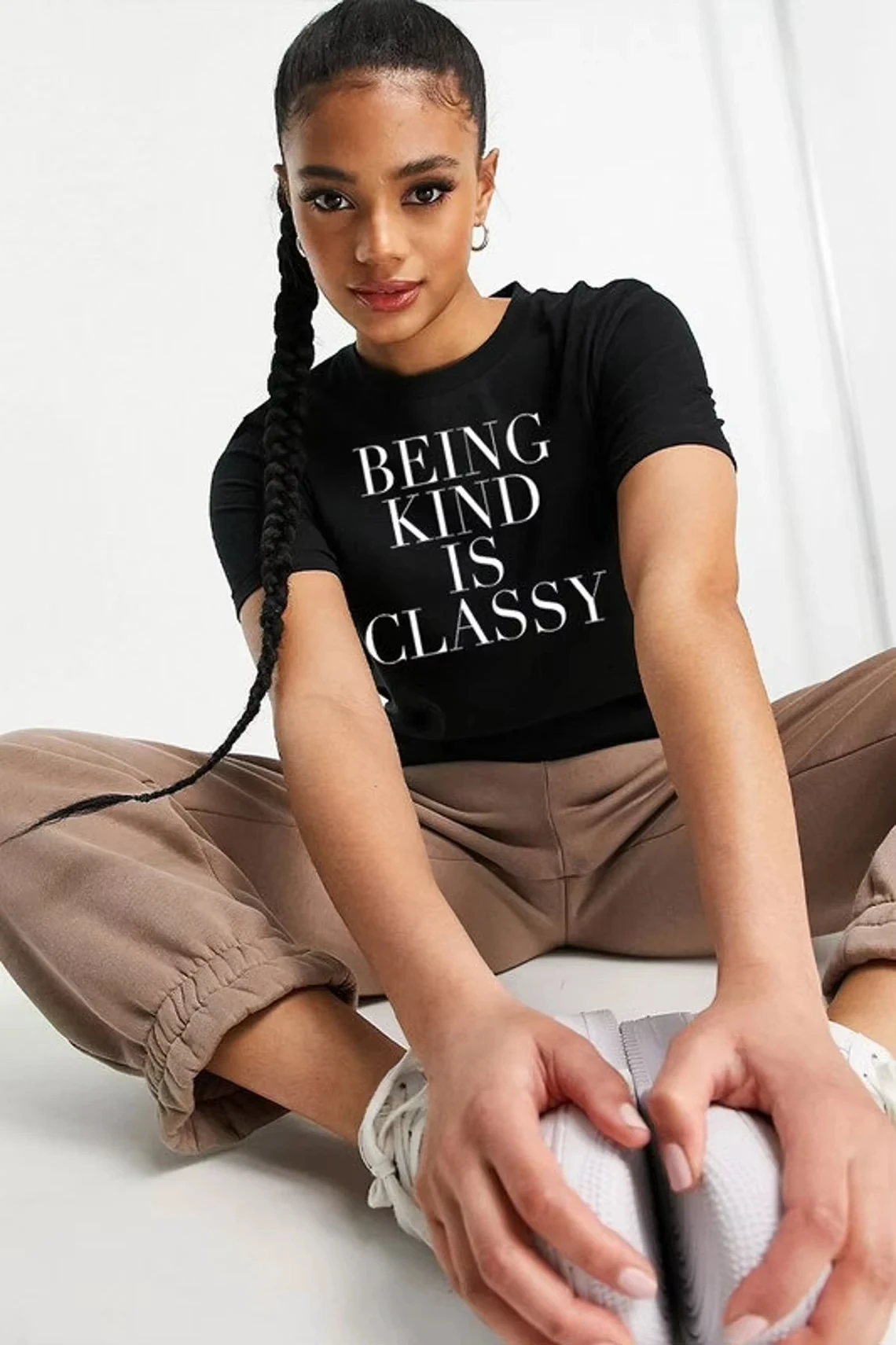 

Being Kind Is Classy Funny Graphic Cotton T-Shirt Fashion Women Tumblr T Shirt Summer Fashion Casual Tops Drop Shipping