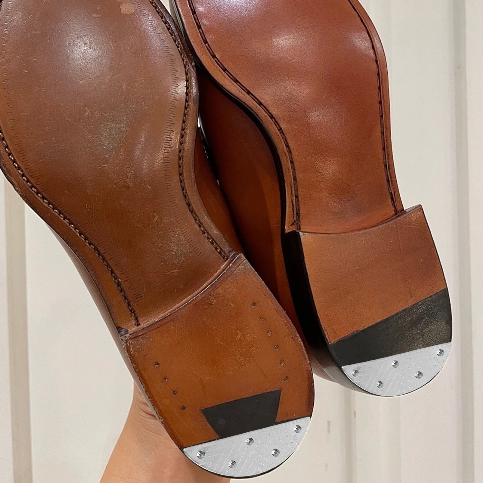 Piastre di riparazione per tallone in metallo per scarpe da uomo Cuscinetti per tallone per stivali Dischi resistenti all'usura Rubinetti antiscivolo a forma d'argento