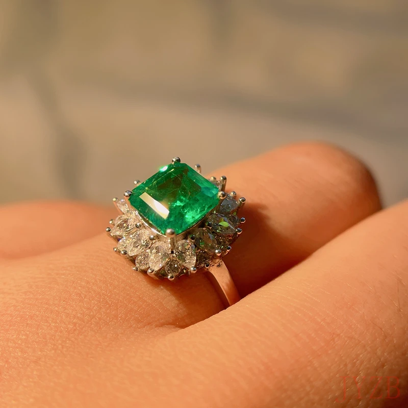 Don't hesitate! ¡ Natural emerald ring to buy! ¡ This product is really sweet value not too much! Natural emerald ring