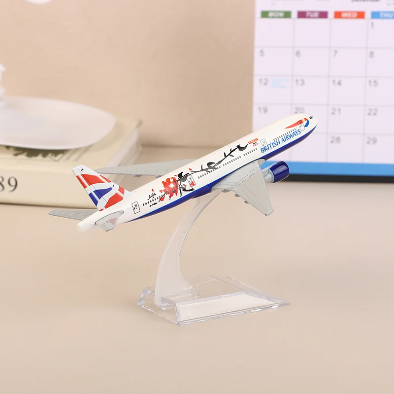 16CM Brit Szilva Virágzás ideje 777 Utasszállító repülőgép Keverés Léghajó manöken Békateknő 1:400 Fém Léghajó Másolat diecast Repülőgép Gyermek- számára fiúk