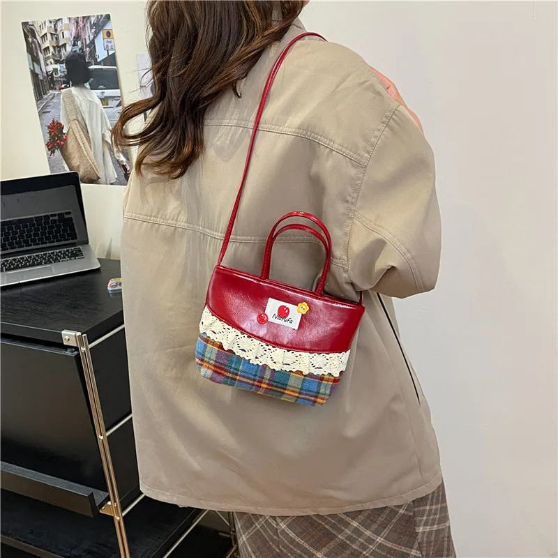 bolsa-transversal-fena-com-detalhe-de-franjas-bolsa-ia-marrom-estilosa-e-moderna-para-outono-e-inverno-bag-kuena