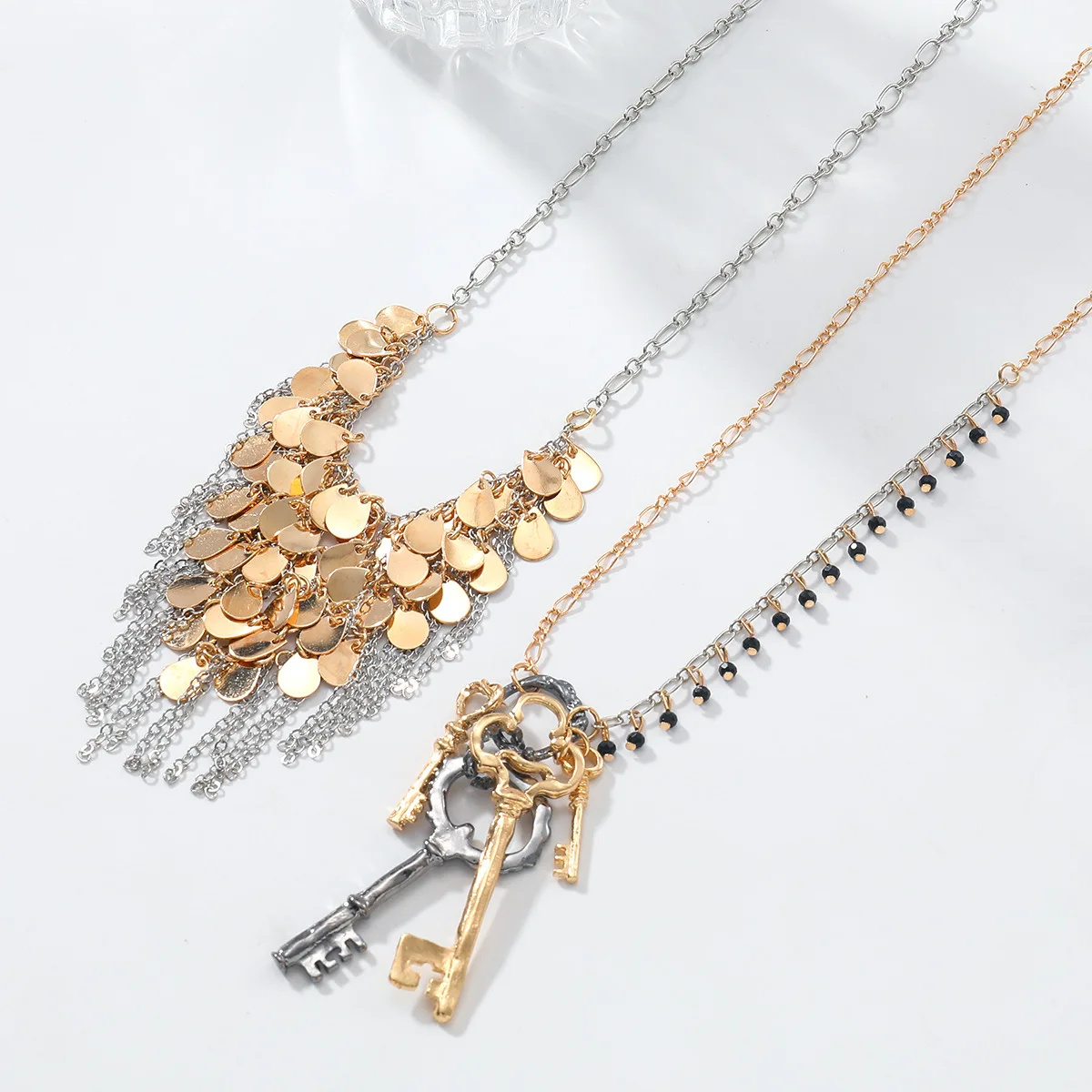 Personalisiertes Design Runde Metallplatte Wasserfall-Pailletten Schlüsselanhänger für Frauen Vintage Statement-Schmuck Hals-Accessoires – Detail 5