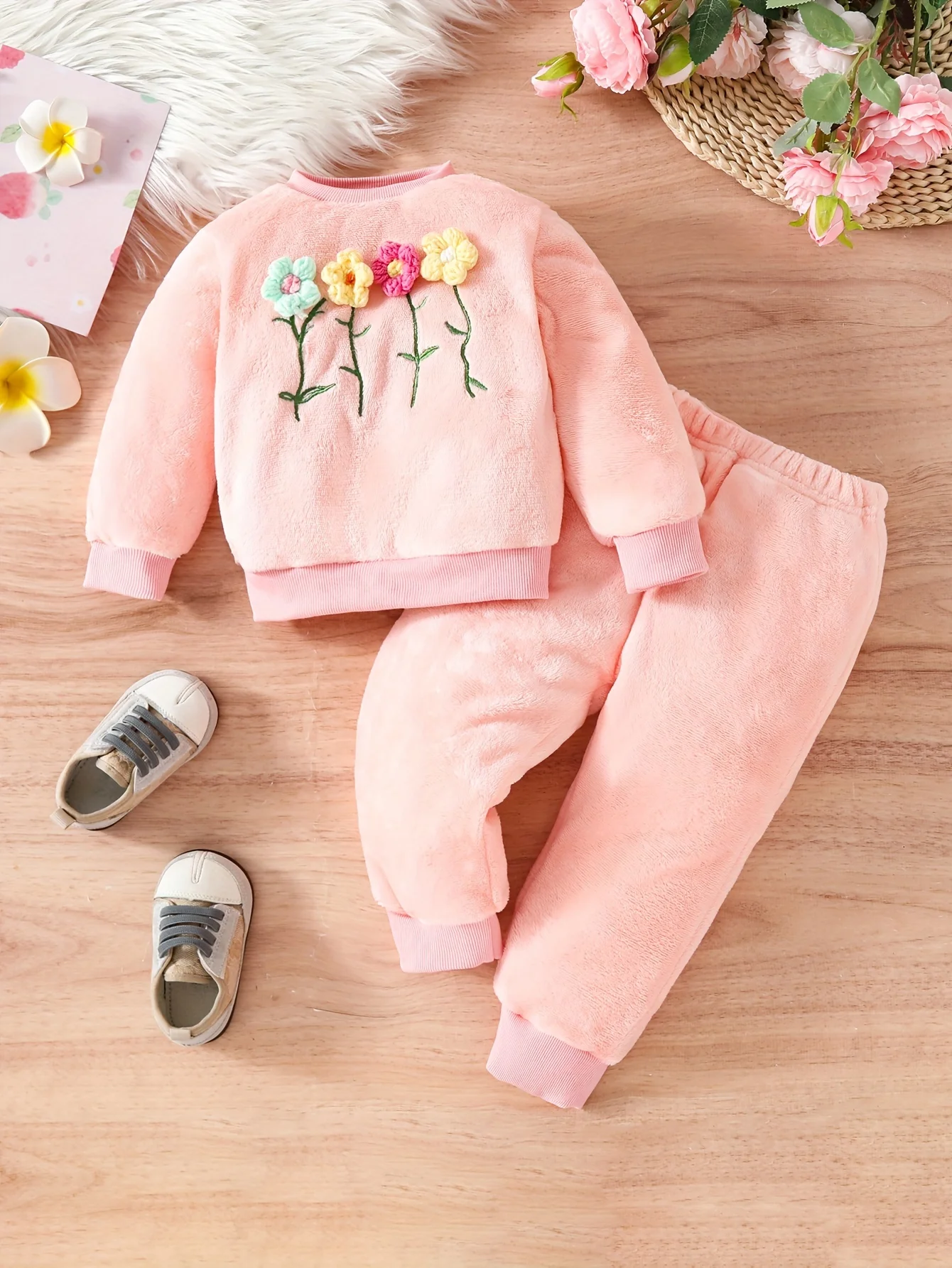 0-2 year old girl baby autumn and winter flannel three-dimensional flower top plus plush pants two-piece set