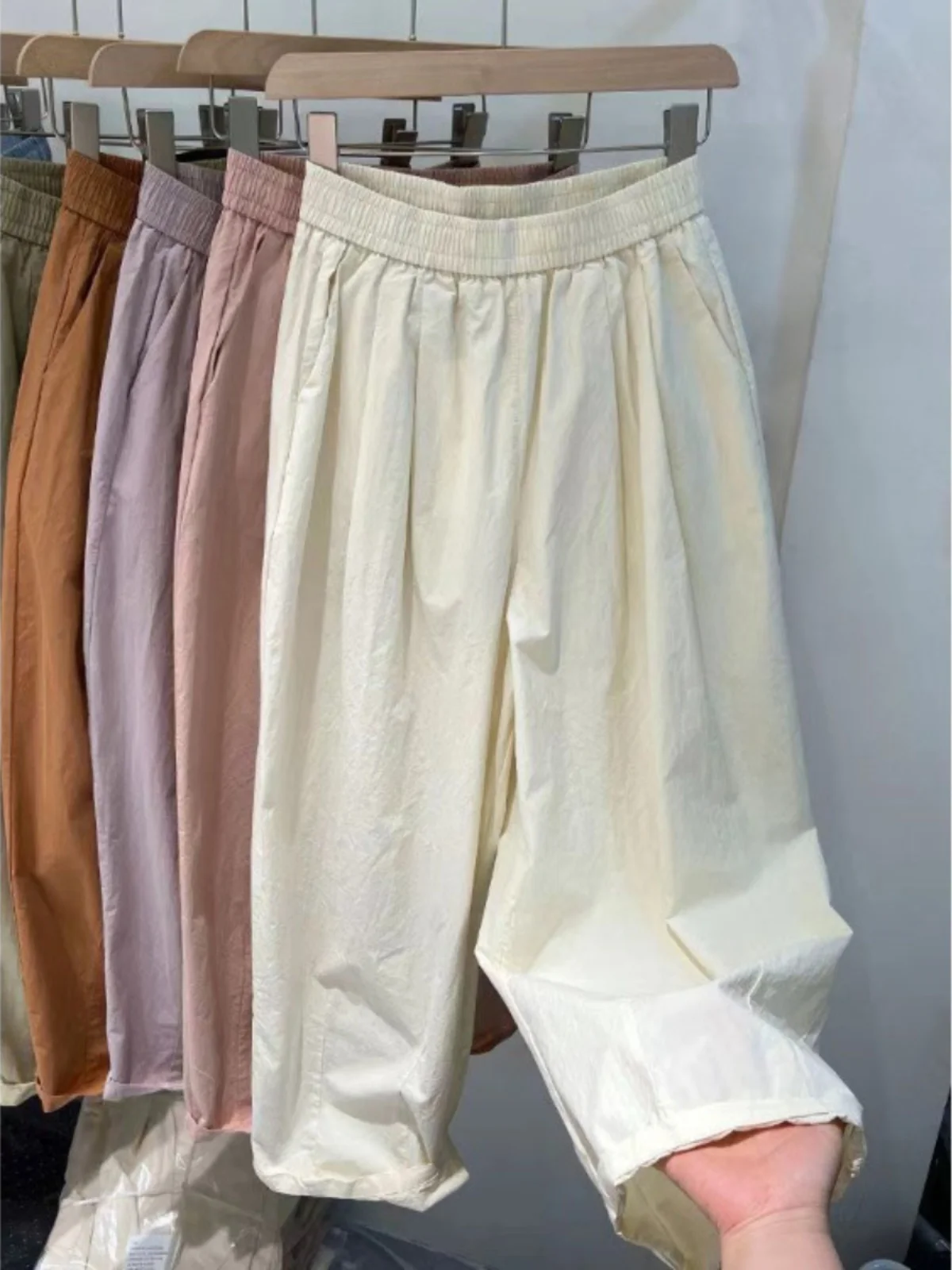 กางเกงพลีทบางเบาสำหรับฤดูร้อน ดีไซน์เก๋ สีสันสดใส ชุดกางเกงเก้าชิ้น ไซส์พลัสสำหรับผู้หญิง เอวยางยืด สวมใส่สบาย ช่วยให้ดูผอมเพรียว ใช้งานได้หลากหลาย สไตล์ลำลอง