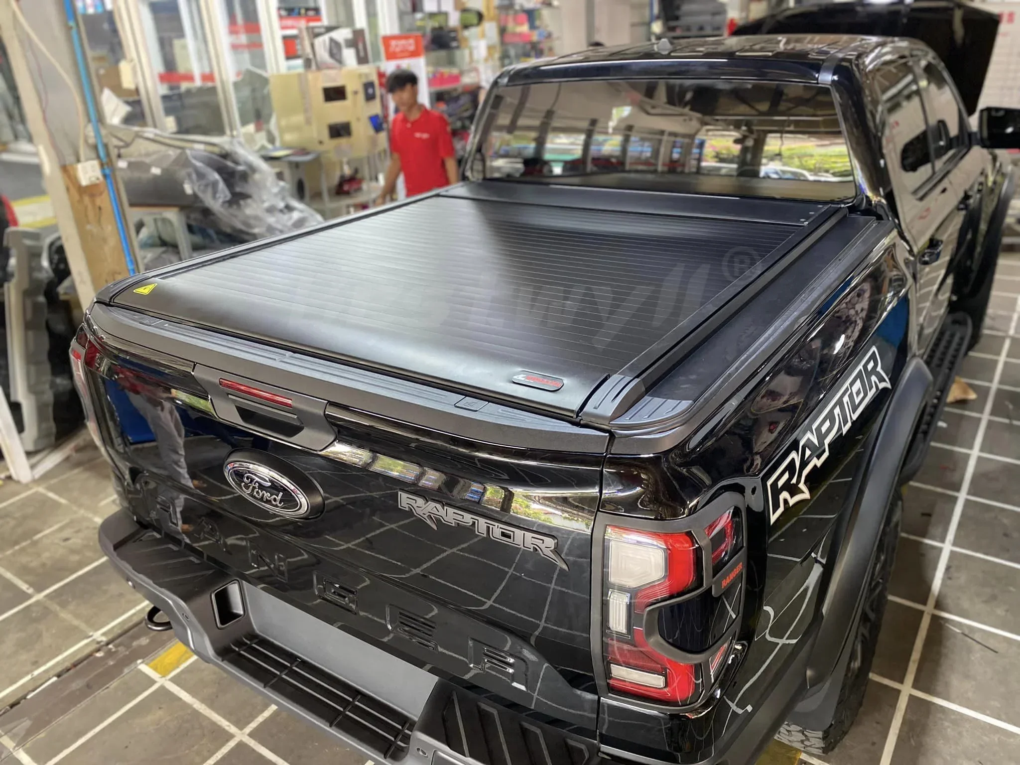 BESTWYLL OEM Factory 4X4 Automatic Pickup Black Roller Shutter Lid Truck Bed Electric Tonneau Cover For Ford Ranger Raptor E-K81