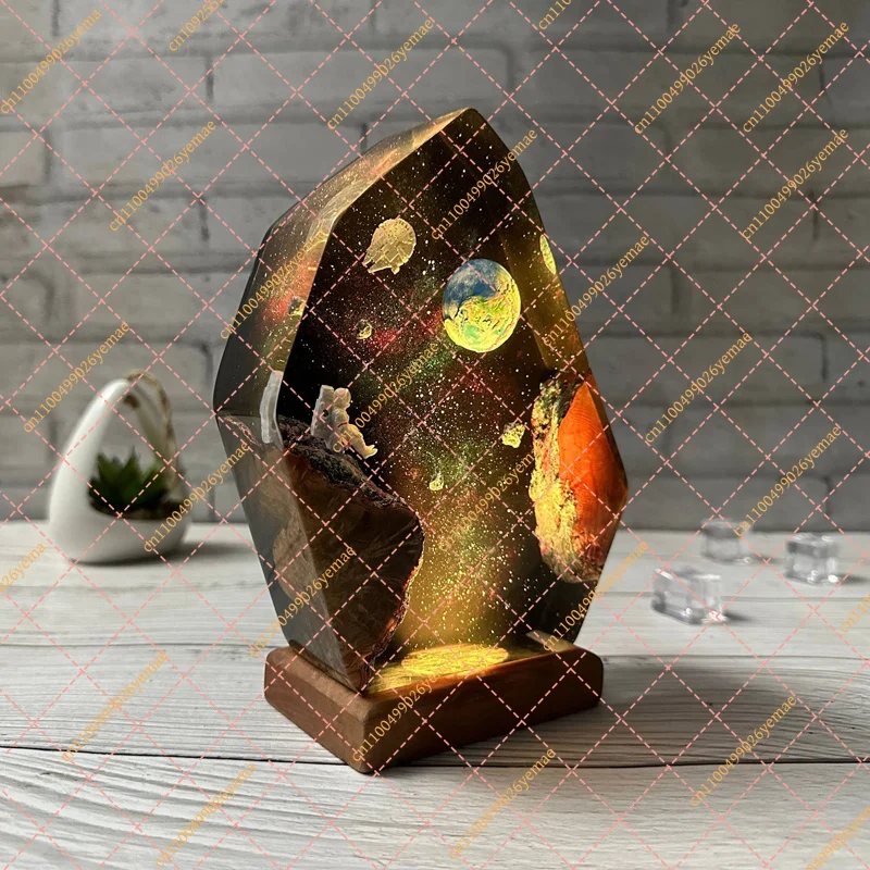 Space Station Organism Resin Table Light Creactive Art Decoration Lamp Earth Astronauts Theme 7 Colors Night Light USB Charge