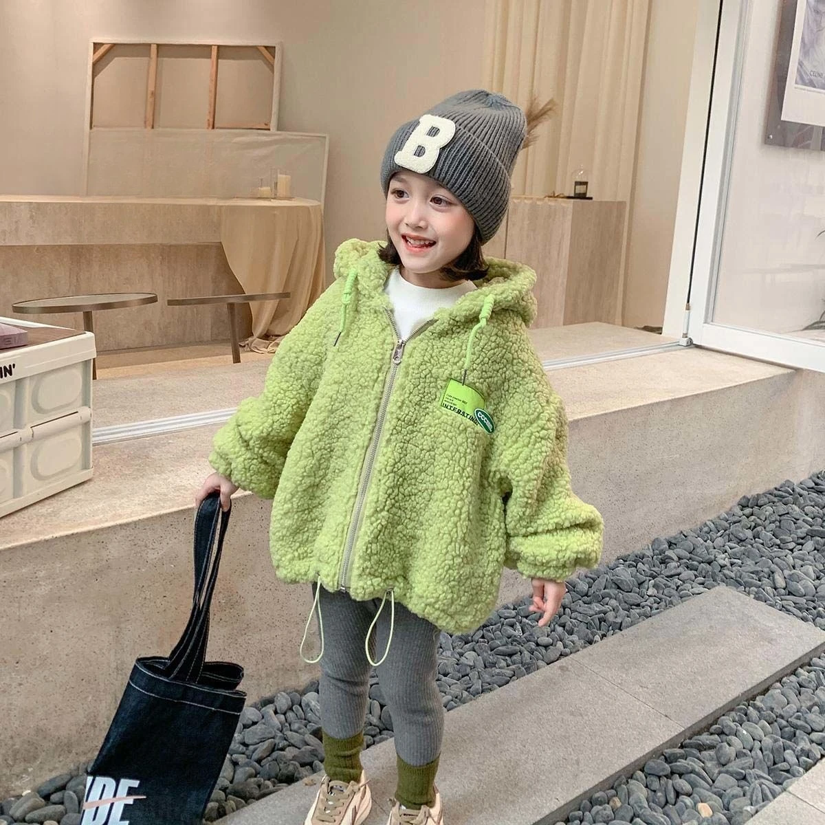 

Стильное осенне-зимнее плюшевое пальто для девочек 2024, утепленная хлопковая подкладка, теплая детская меховая куртка, зимняя одежда для малышей