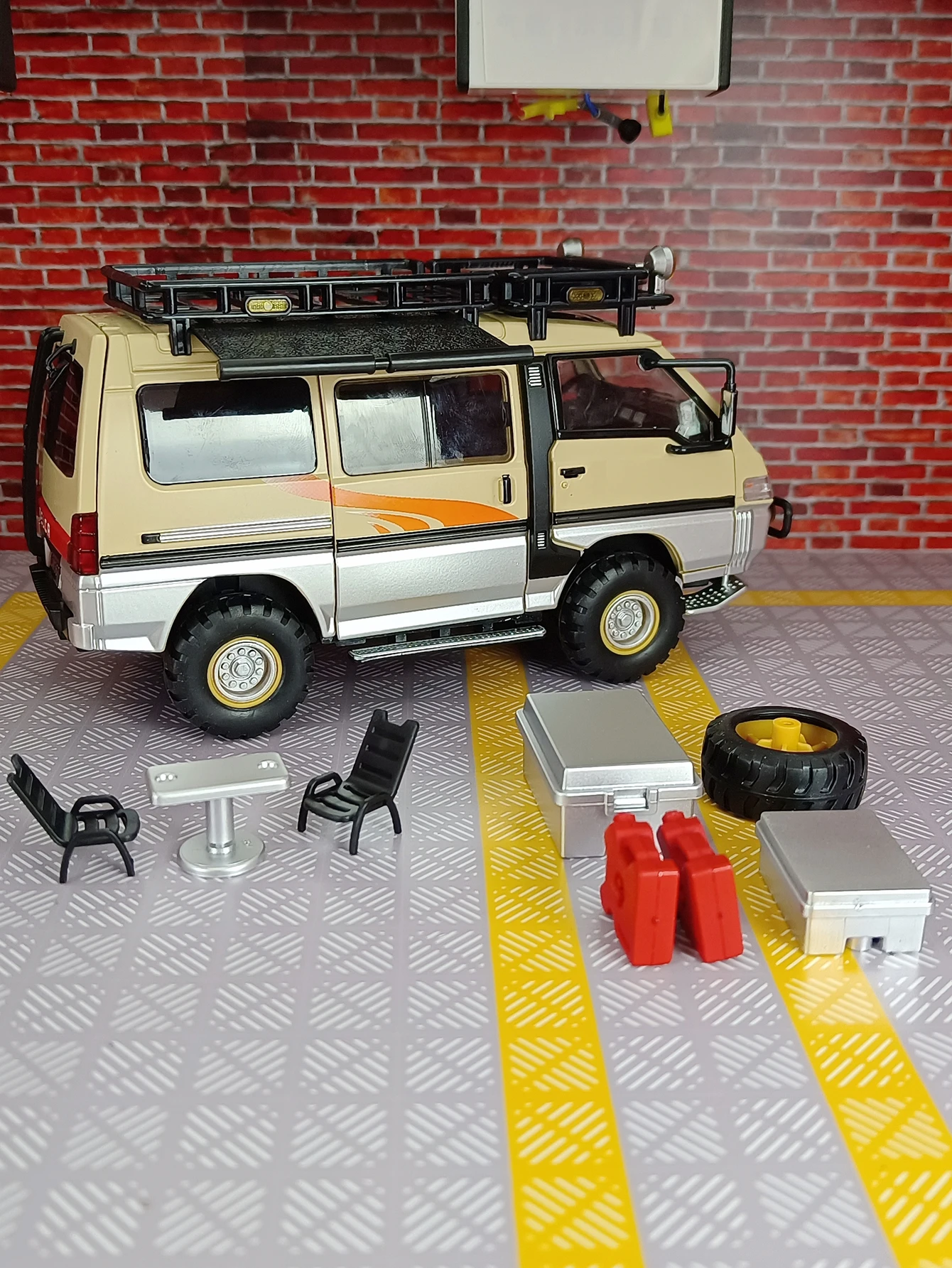 

1:24 simulation Mitsubishi Delica outdoor camping car alloy model doors can be opened has simulated sound and lighting functions