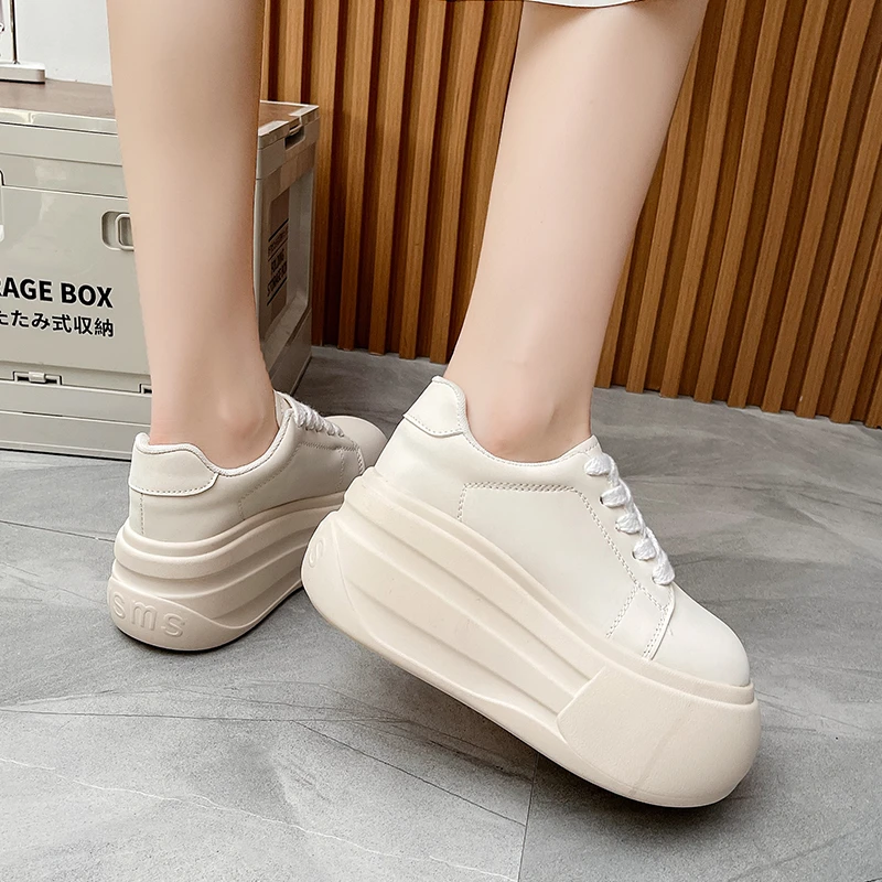 2026 8CM zapatos de suela gruesa de otoño para mujer, zapatillas de deporte de plataforma plana vulcanizadas de cuero de microfibra transpirable, zapatos blancos para caminar