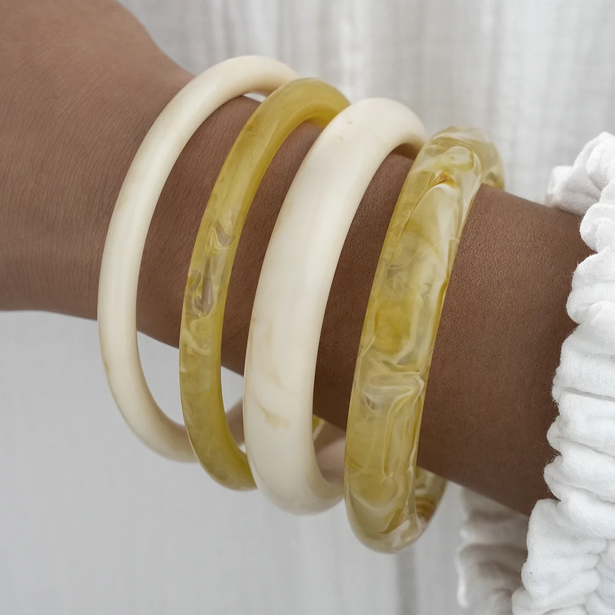 4-teiliges Elegantes Retro-Acryl-Armband-Set für Damen, Modischer Punk-Stil, Einfache Stapelbare Harz-Armreifen, Boho-Schmuck für Alltag und Partys, Geschenke