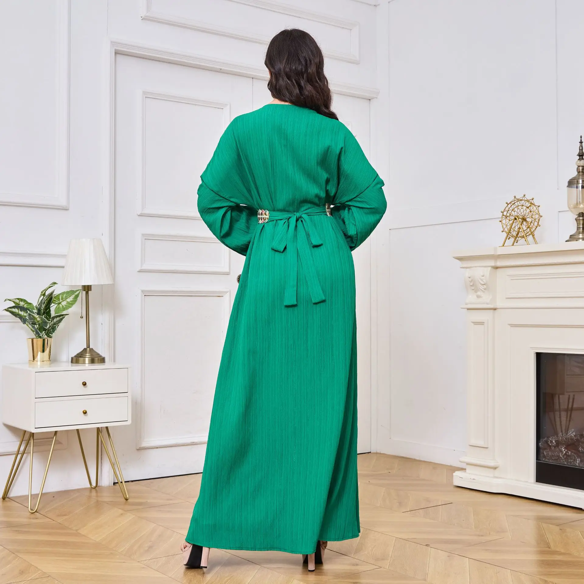 Abito musulmano lungo da donna per il commercio elettronico del Medio Oriente Nuovo abito con temperamento Dubai ricamato con estremità divisa Abbigliamento esotico