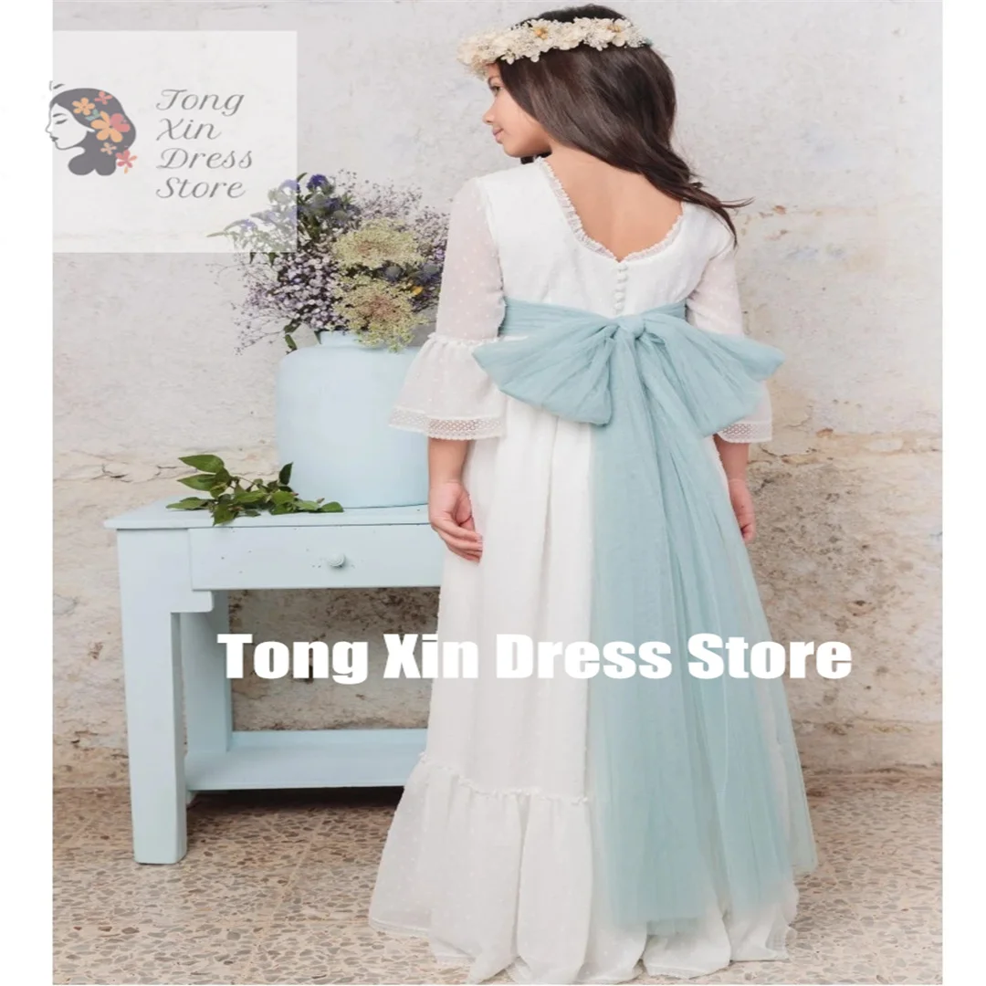 Vestidos de niña de flores personalizados falda de punto ondulado de tul blanco con cinta azul manga 3/4 para vestidos de banquete de fiesta de cumpleaños de boda