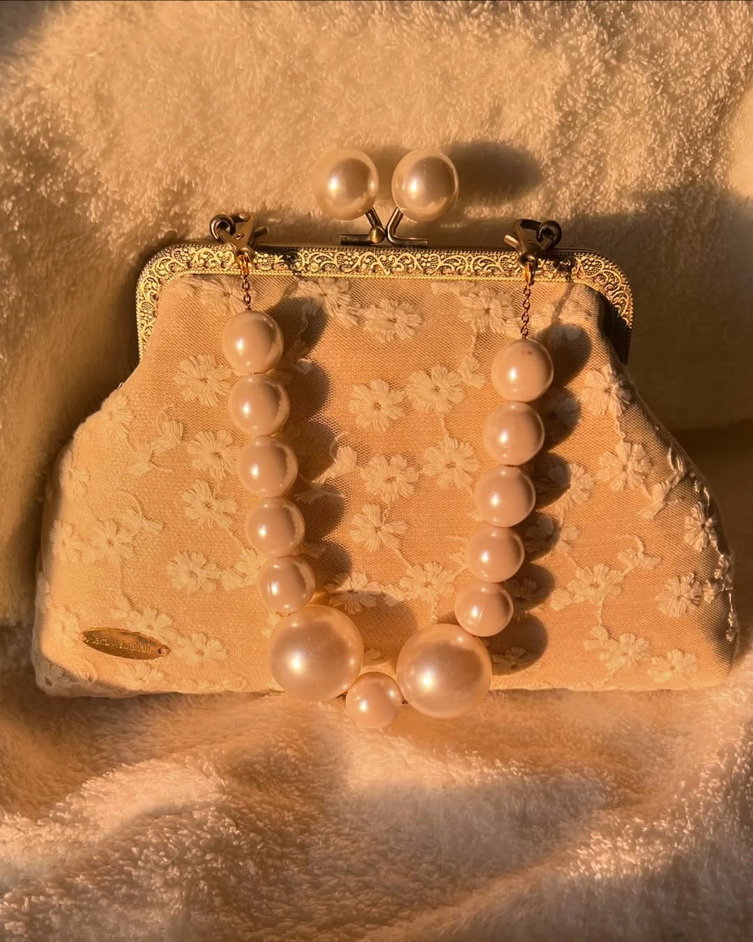 Zagubiona w stylu vintage biała torebka kopertówka 25x16x4cm z koronkową aplikacją kwiatową, haftowana, z zapięciem na zatrzask, torebka z uchwytem z filigranu. — zdjęcie 4