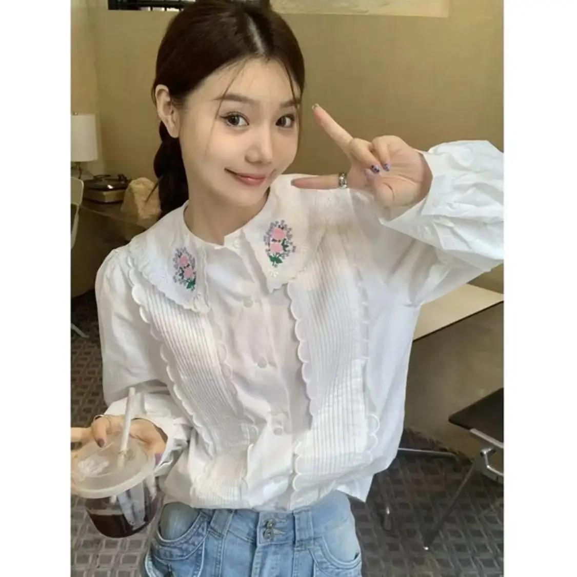 Koszule Lolita z haftowanymi kwiatami, białe, urocze, z kołnierzykiem Piotrusia Pana, zapinane na guziki, z falbankami, w stylu francuskim, słodkie i eleganckie.