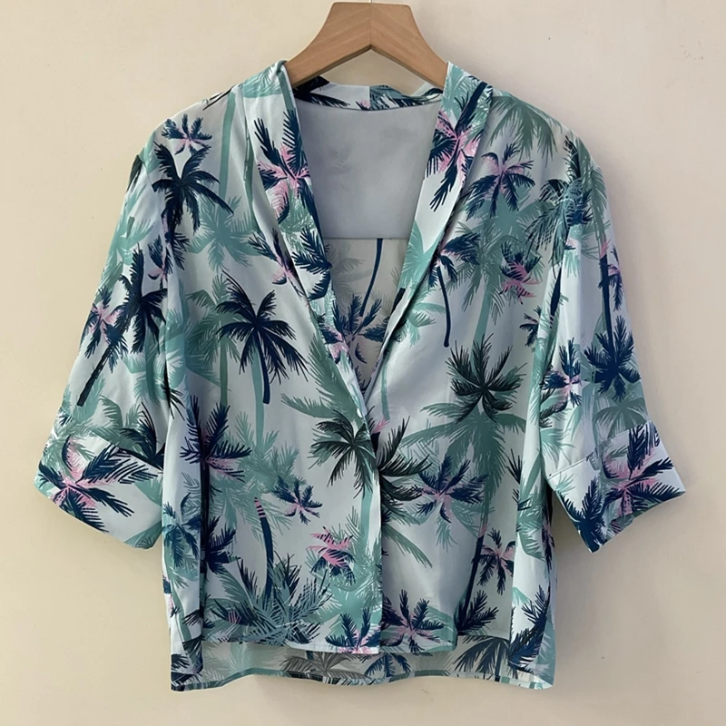 

Short sleeved shirt women's summer 2025 new vacation style coconut tree print light blue fashionable casual V-neck top
