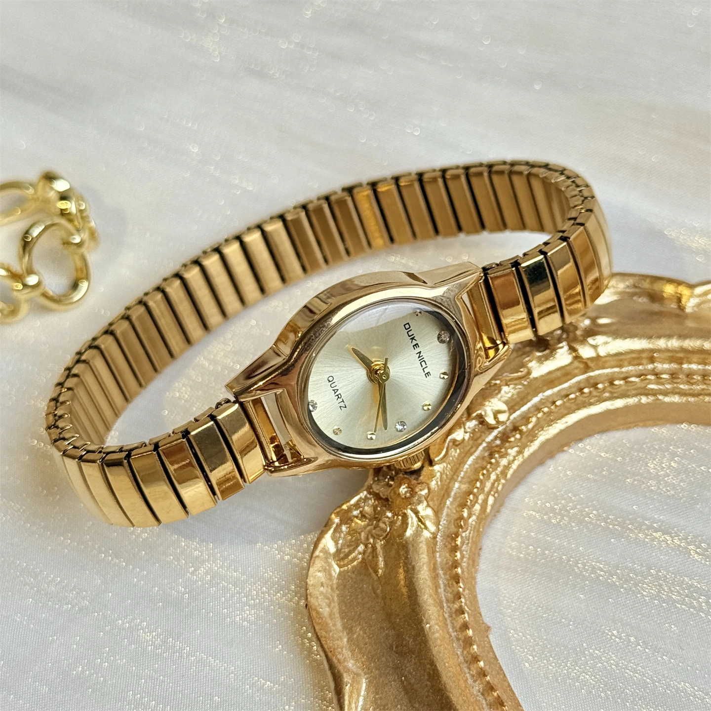 New Retro-Style Elegant And Versatile Elastic Strap Oval Dial Quartz Women'S Watch, A New High-End Women'S Wristwatch.