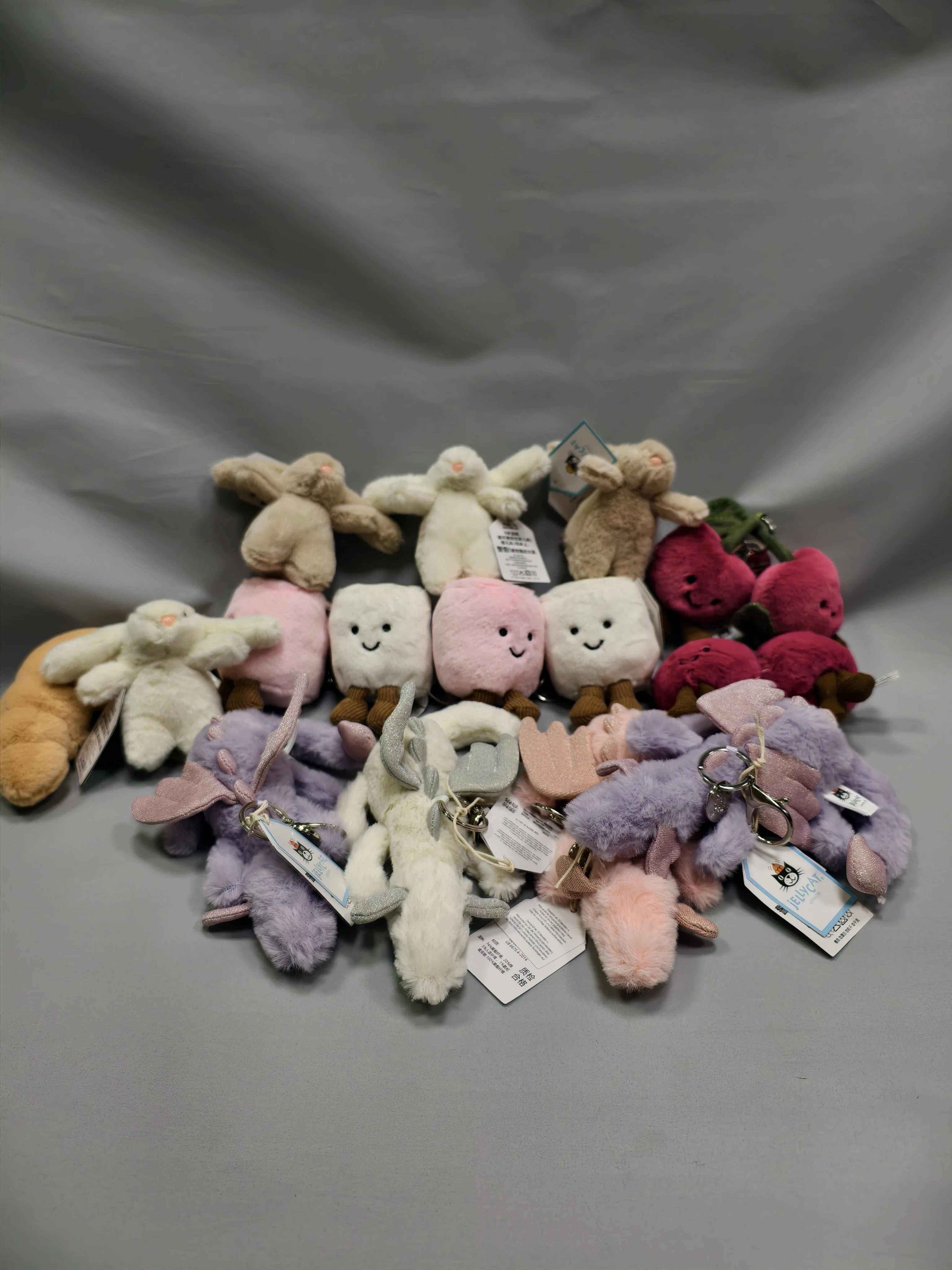 

Beautiful hanging bags, cute plush toys, creative keychains, matching plush dolls, beautiful key pendant accessories gifts.