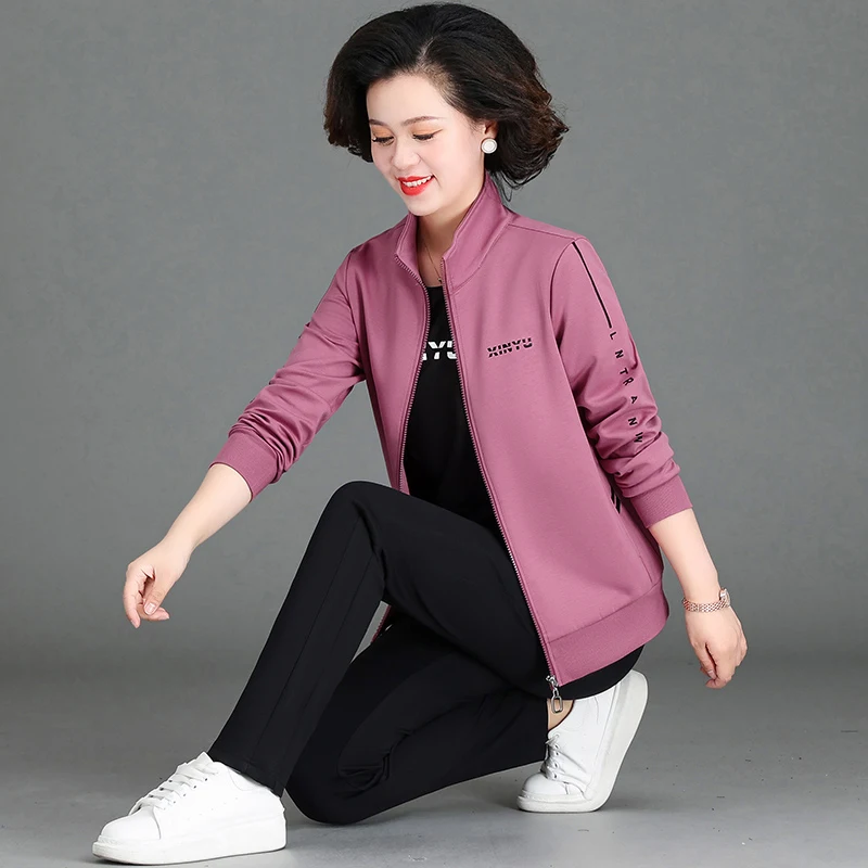 

Стильный спортивный костюм большого размера для женщин среднего возраста: комплект из трех предметов для весны и осени, модный повседневный спортивный наряд