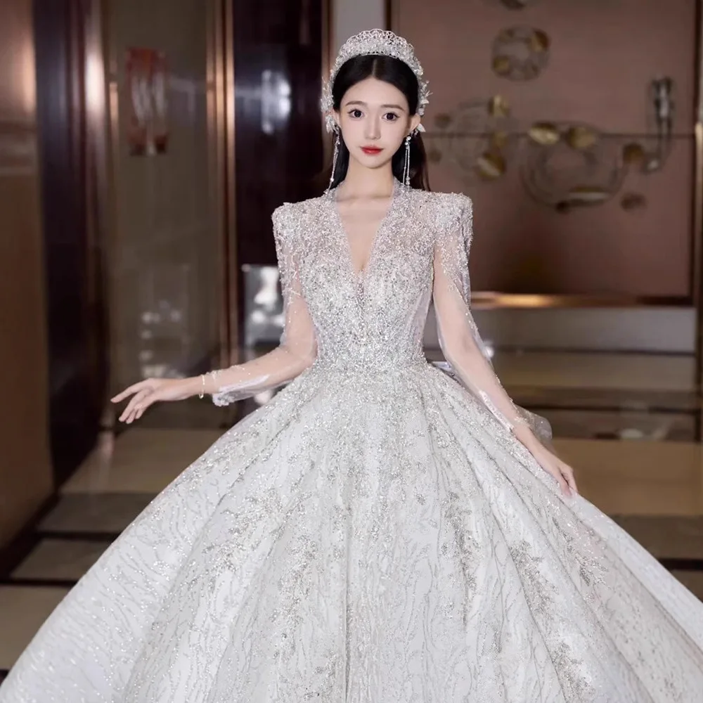 Vestido de novia atemporal de estilo francés: escote en V profundo, alta costura nupcial de encaje de manga larga con cola capilla