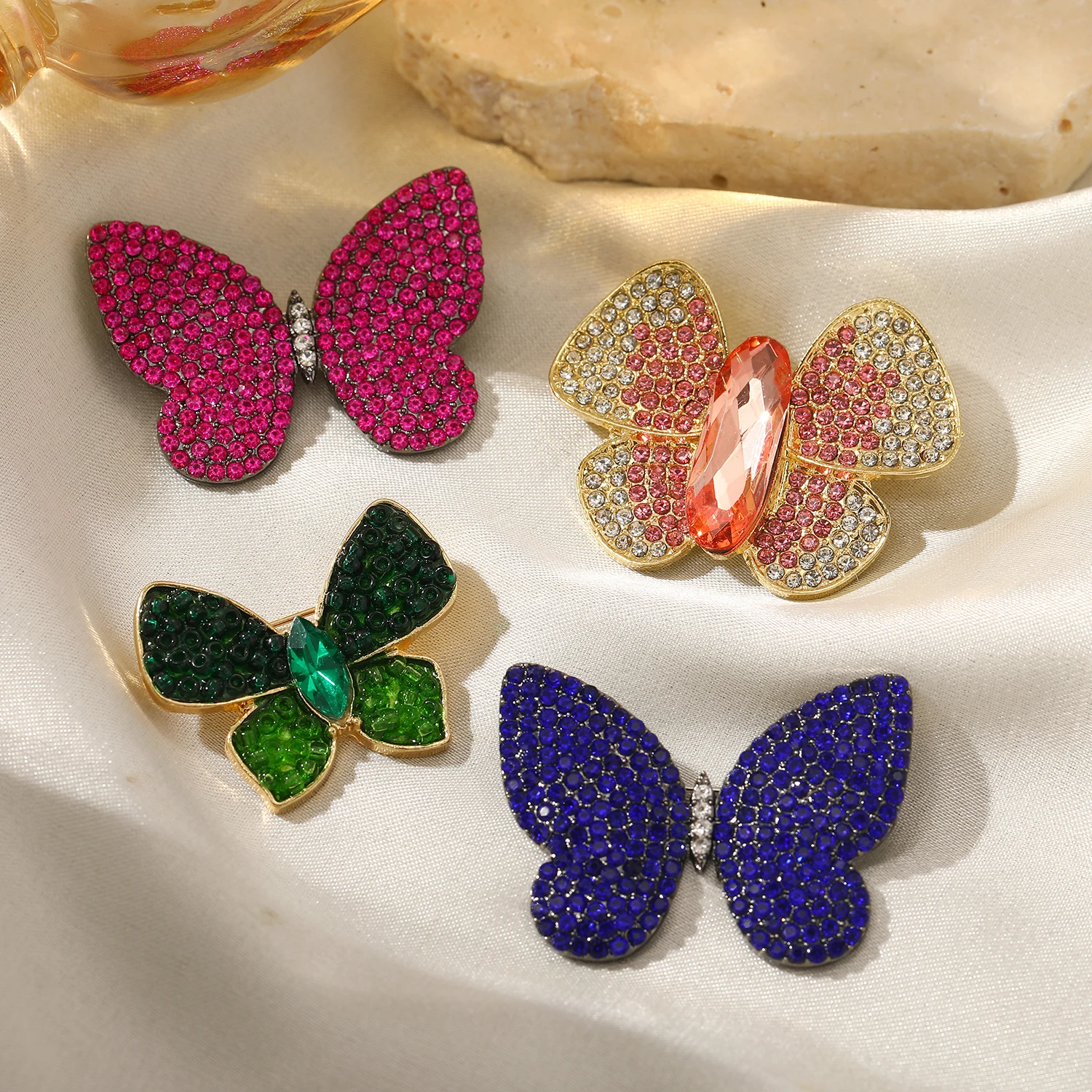 Broches de borboleta colorida para mulheres, strass de cristal, pinos de esmalte de metal, inseto voador, broche animal