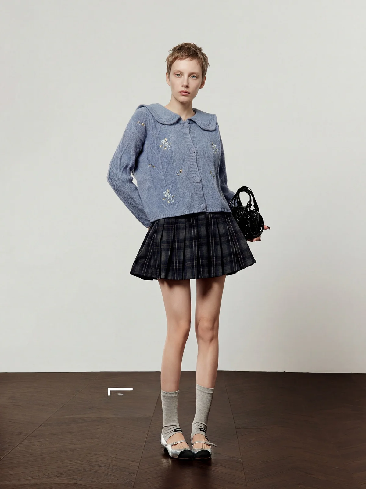 

Синий вязаный свитер с вышивкой для женщин, винтажный, с отложным воротником, универсальный, в стиле ретро, с цветочным узором, кардиган от Zhou...