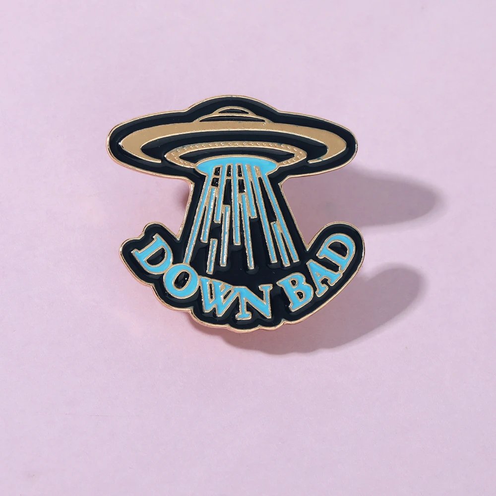 تصميم مضحك UFO أسفل دبابيس المينا السيئة رائد الفضاء الغريبة الذهبي دبابيس لحقيبة الظهر سترة شارة