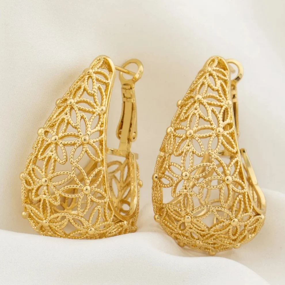 Exquisite elegante, ausgehöhlte, geschnitzte Creolen für Damen, Retro-Ohrringe aus goldfarbenem Metall, charmanter Schmuck für Bankett und Party