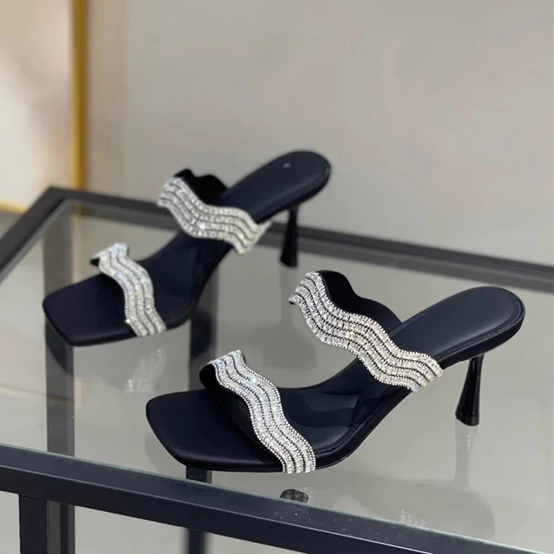 

Роскошные женские туфли-мюли с кристаллами на высоком каблуке, элегантные летние босоножки 2026, сексуальные туфли с открытым носком, пляжные туфли-лодочки, шлепанцы