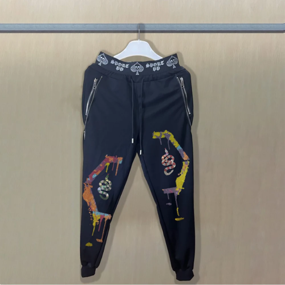 

Мужские брюки высокого качества, черные повседневные брюки со стразами, модные повседневные брюки с принтом граффити, карманы на молнии, облегающие брюки на талии