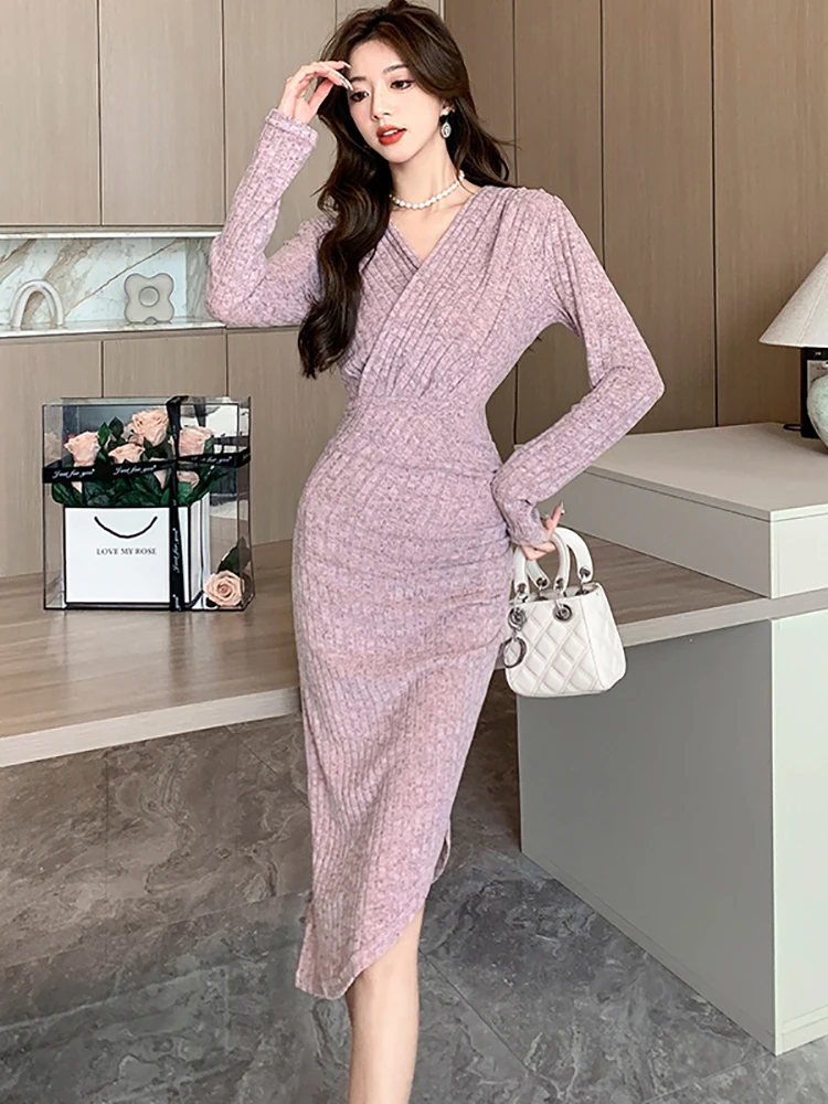 

Женское трикотажное облегающее платье-свитер с V-образным вырезом