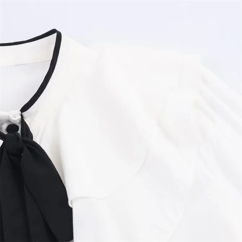 Tendência da moda feminina outono 2025: camisa decorativa em camadas com laço de bloqueio de cores