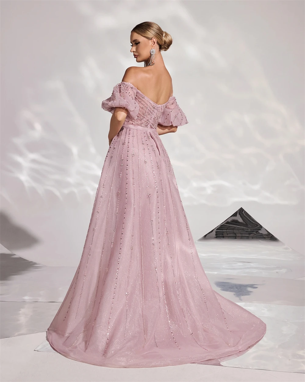 Abito da sera elegante in organza rosa personalizzato Abito da celebrità sexy con scollo a barca e maniche corte Abito da ballo con strascico morbido e dritto
