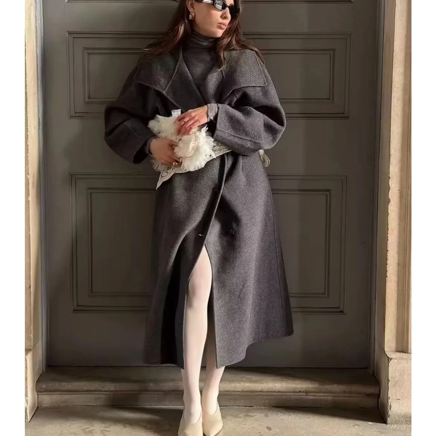 Zimowy, nowy, damski płaszcz wełniany do pracy, zapinany na jeden guzik, ze stójką, długi, z wiązaniem i paskiem, o średniej długości.