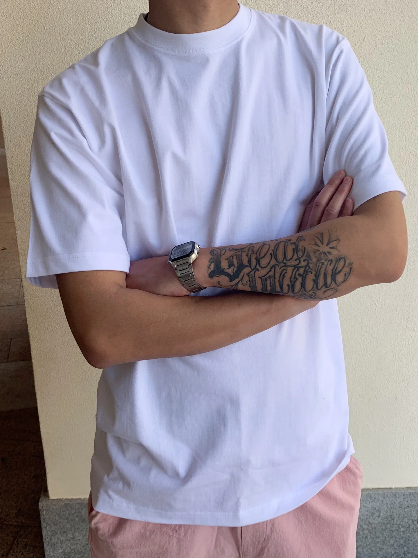 Solid color T-shirts are fresh, clean, and versatile for summer. Loose-fitting T-shirts are suitable for both men and women.