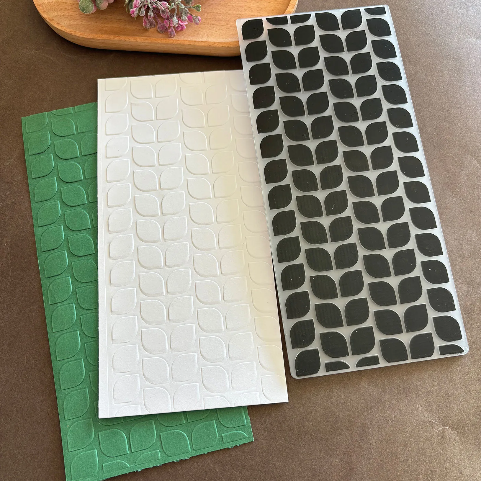 Musterdesign 2D-geprägte Ordner für „Blattmuster mit langen Objekten und Blumenaccessoires“ – geeignet für die Herstellung von Karten und Scrapbo