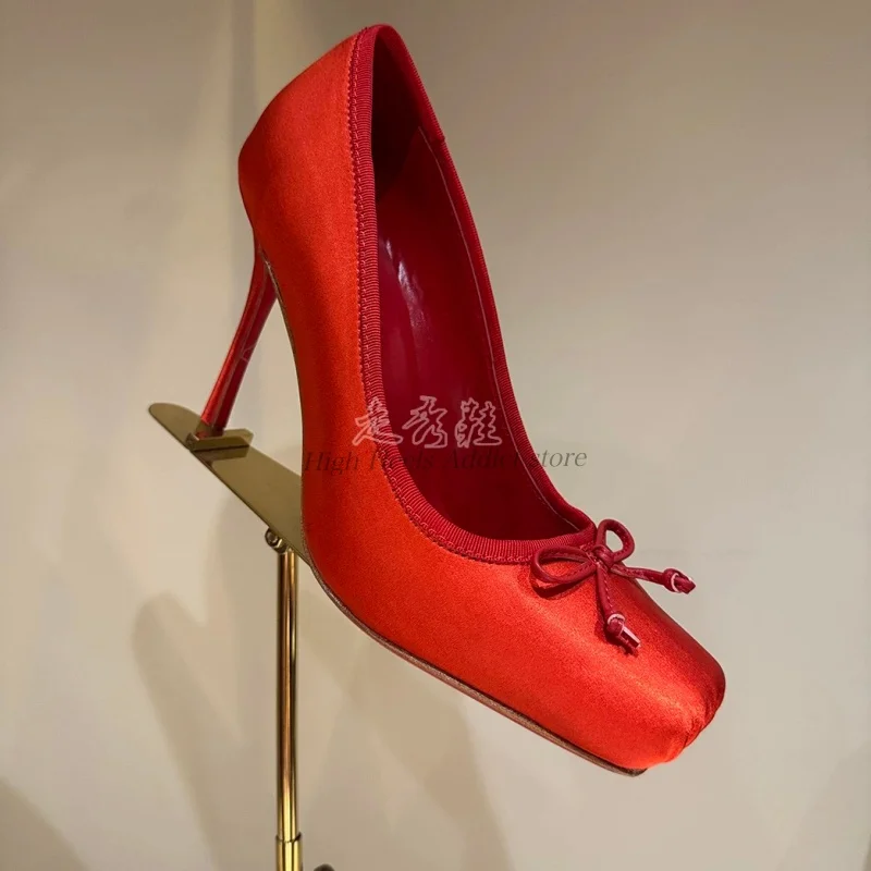 2026 Neu in süßer Bogen-Ballett-Seiden-High-Heels für Damen, sexy rotes/schwarzes Wildleder, quadratische Zehenpartie, Luxus-Designer-Pumps, Party-Hochzeitsschuhe